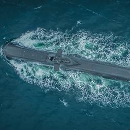 Eine Luftaufnahme von einem U-Boot im Wasser.