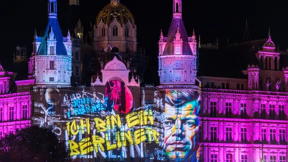 Lichtershow am Schloss Schwerin zum Tag der Deutschen Einheit.