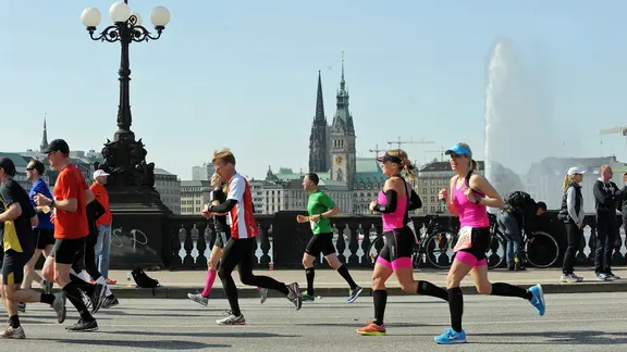 Läufer beim Hamburg-Marathon, im Hintergrund das Hamburger Rathaus