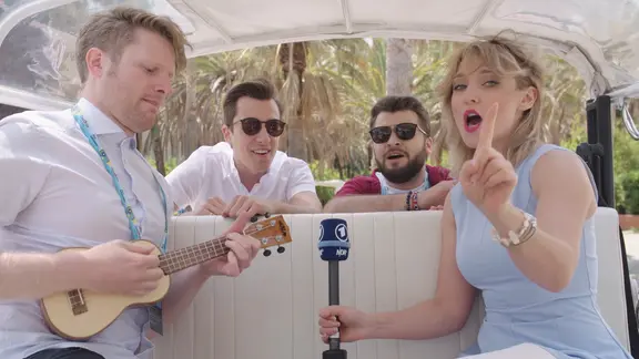 DoReDos sitzen mit Moderator Stefan Spiegel im Tuk Tuk.