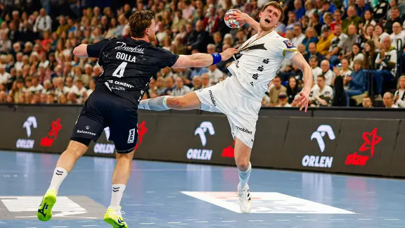 Flensburgs Johannes Golla (l) und Kiels Nikola Bilyk kämpfen um den Ball.