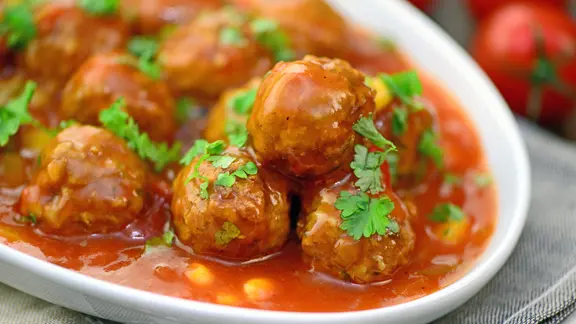 Hackbällchen in Tomatensoße.