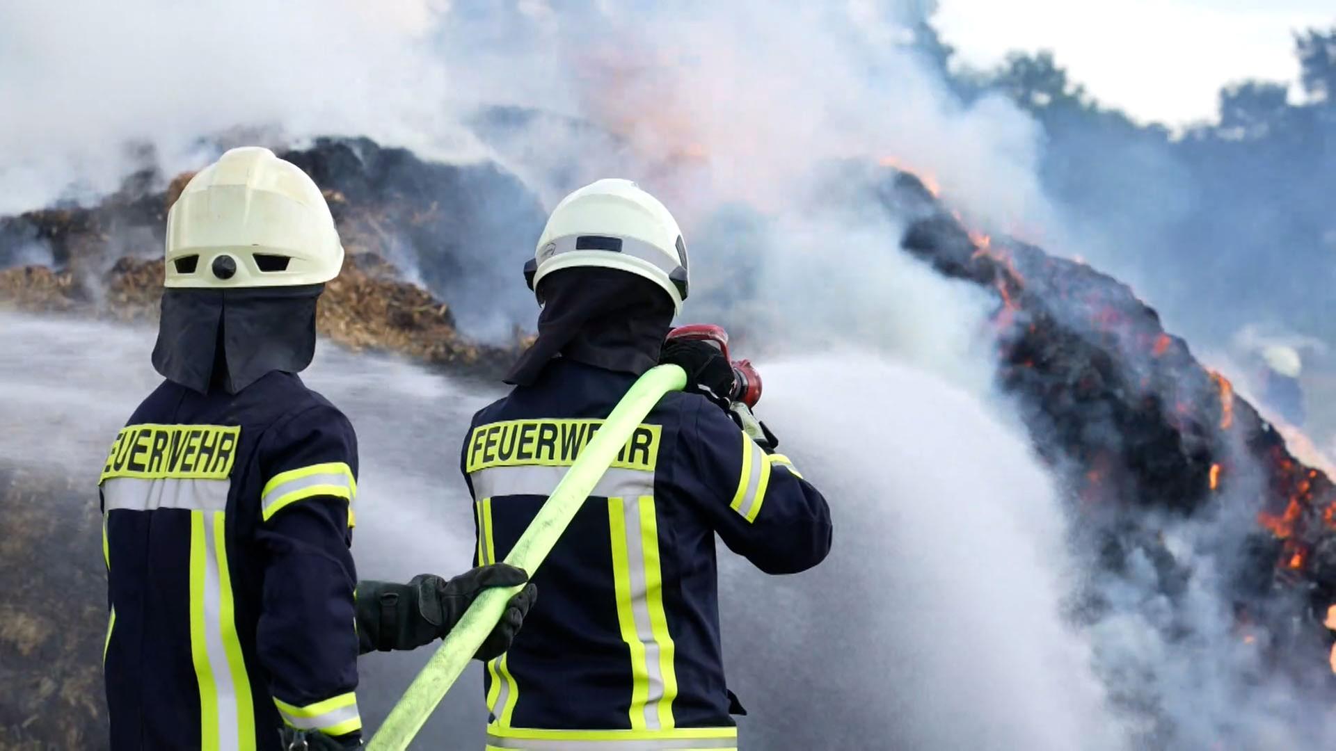 Feuerwehrleute löschen ein brennendes Feld in Bassum. | Nord-West-Media TV