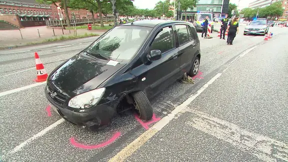 Das Auto ist nach der Flucht stark beschädigt.