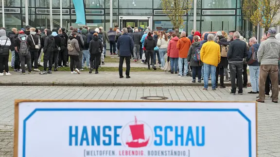 Nach der Eröffnung der Verbrauchermesse "Hanseschau Wismar" stehen die Besucher vor dem Einlass.