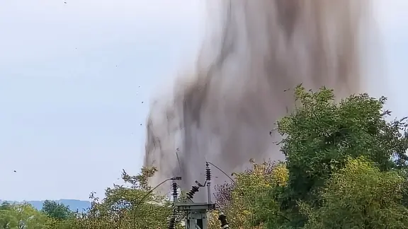 Schutt und Rauch fliegen nach einer Sprengung einer Bombe in Göttingen in die Luft.