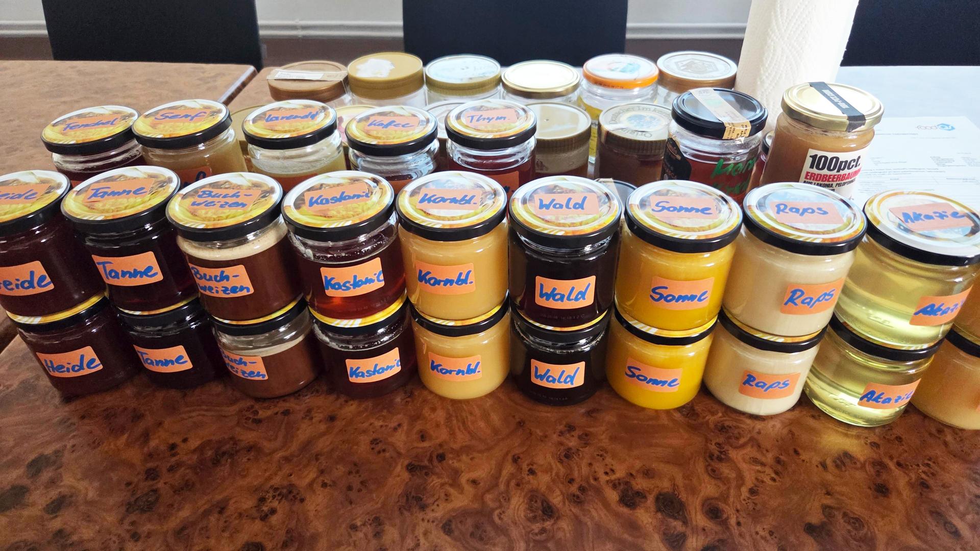 Auf einem Tisch stehen zahlreiche beschriftete Honiggläser. | NDR, Jeremias Vitz