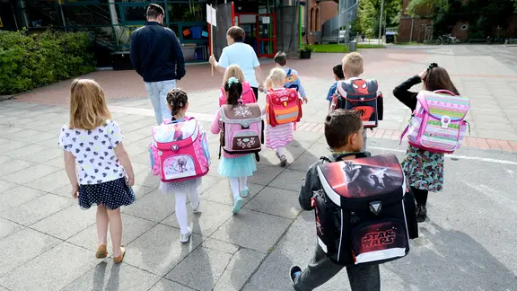 Erstklässler gehen zum ersten Mal zur Grundschule.