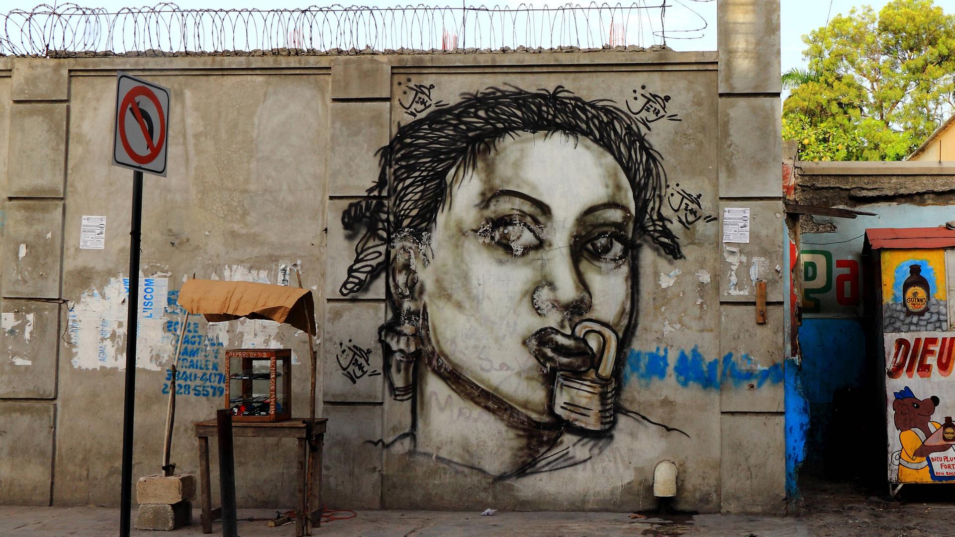 Graffiti-Wandmalerei gegen Zensur in Port-au-Prince, Haiti.  | xChuckxDavidx CHD_6910Haiti