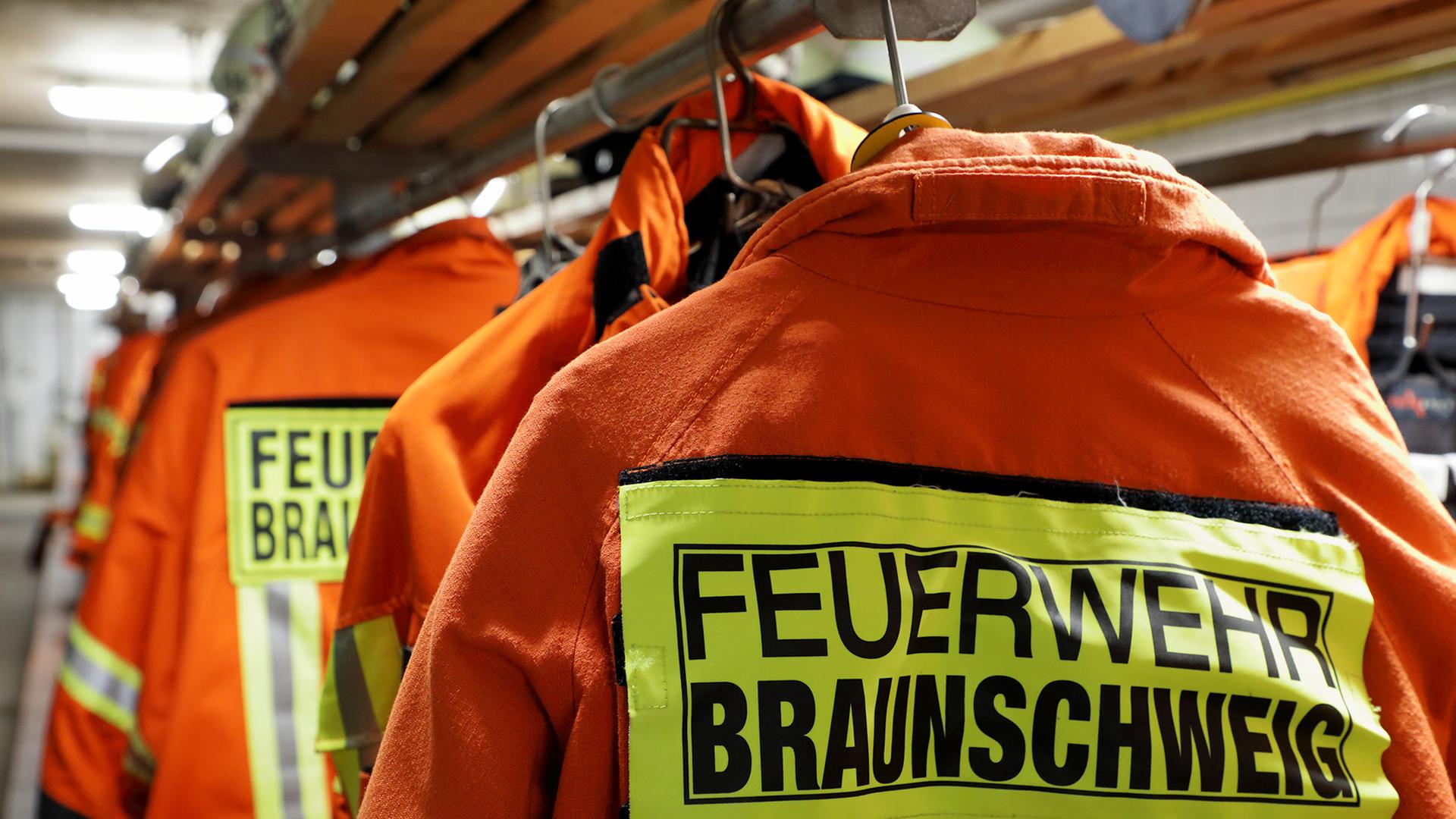 Jacken der Feuerwehr Braunschweig hängen in einem Raum | NDR, Uwe Day