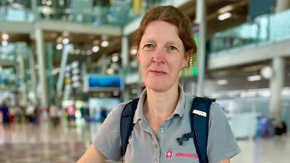 Die Johanniter-Mitarbeiterin Birte Kötter steht am Flughafen.