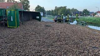 Ein umgekippter Laster in Twist, daneben liegen etliche Kartoffeln auf einer Straße.