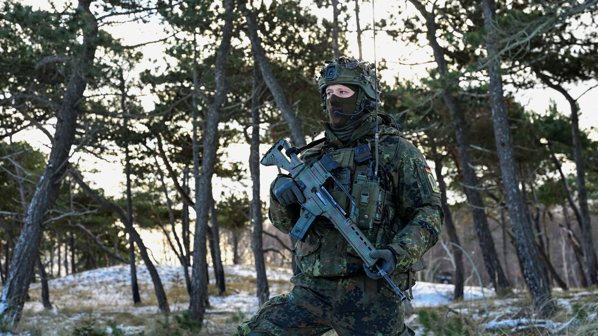 Ein Soldat während der Nato-Übung Steadfast Dart 26. | picture alliance / dpa / Reuters / Pool | Fabian Bimmer
