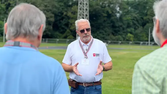Fahrsicherheitstrainer Lutz Dietrich gibt Trainings extra für Senioren.