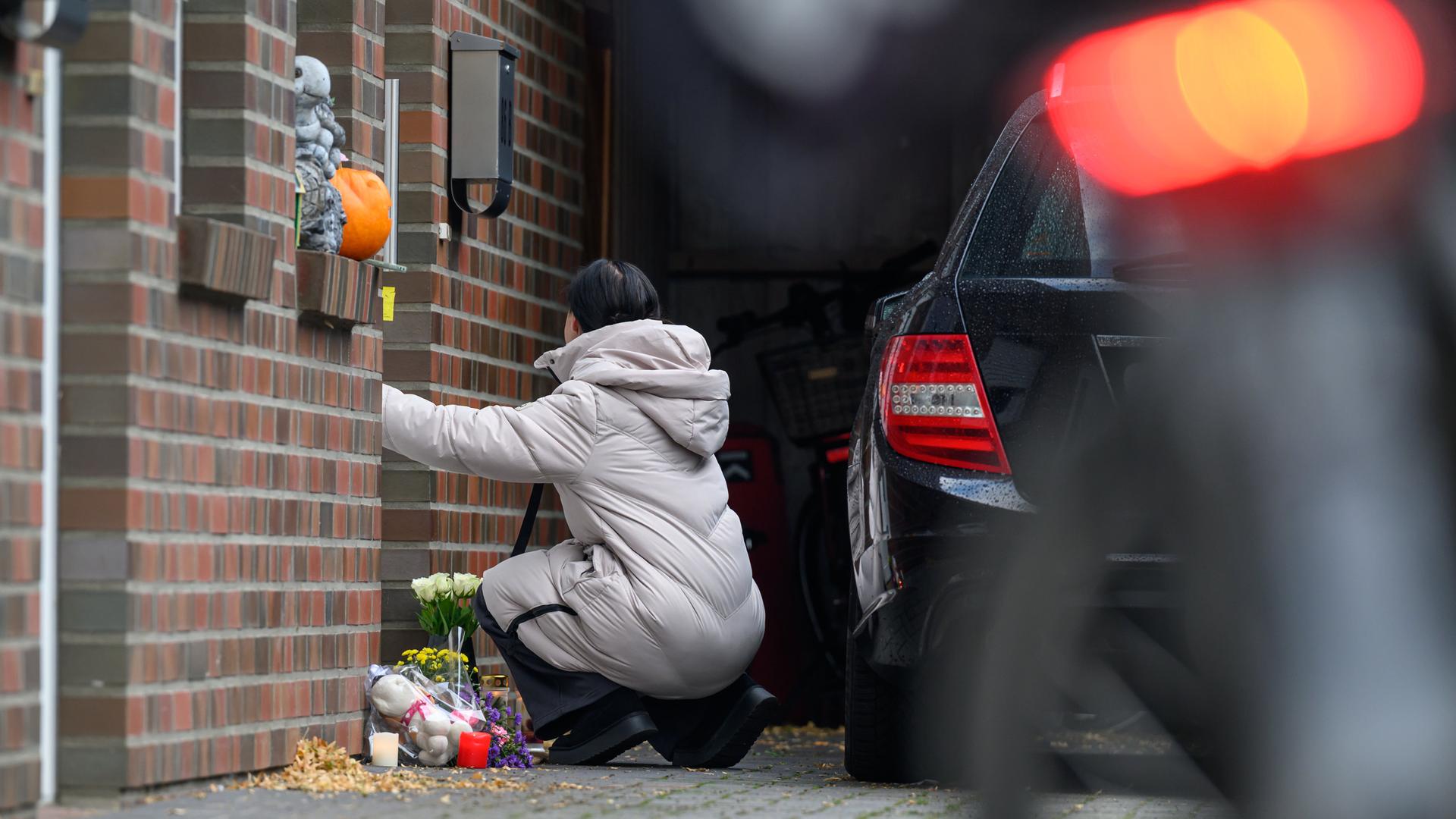 Eine Freundin der Familie, kniet vor der Tür des Hauses. | Izabella Mittwollen, picture alliance / dpa