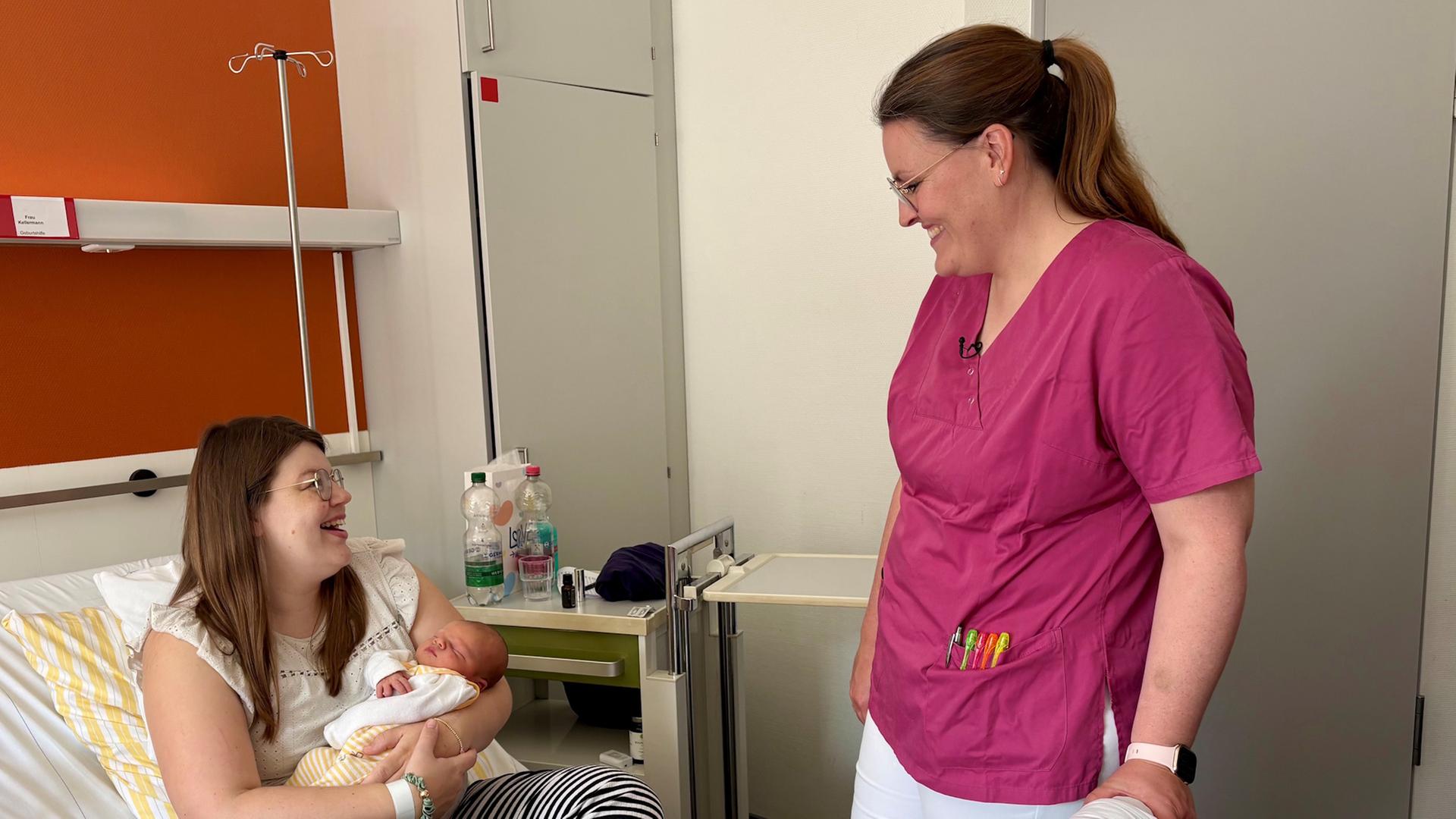 Beleghebamme Johanna Ebenthal mit Mutter und Baby im St. Marienhospital Vechta | NDR, Luisa Tolis