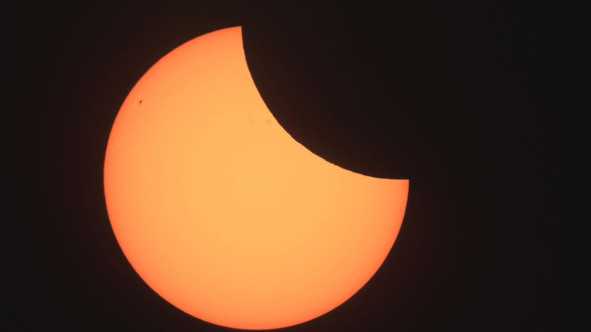 Blick auf die Sonne bei einer partiellen Sonnenfinsternis. | Nord-West-Media TV