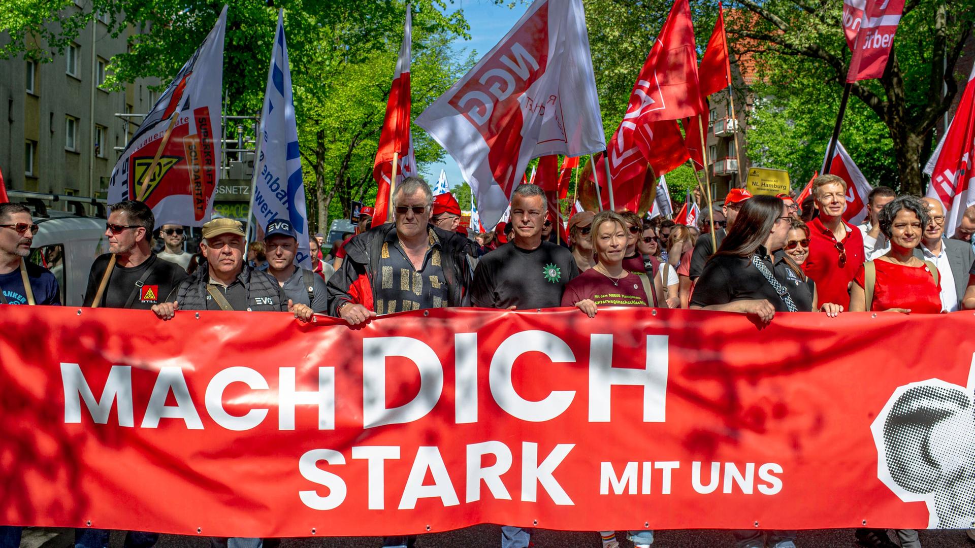 1. Mai: Gewerkschaften, Linke und Anarchisten demonstrieren in Hamburg