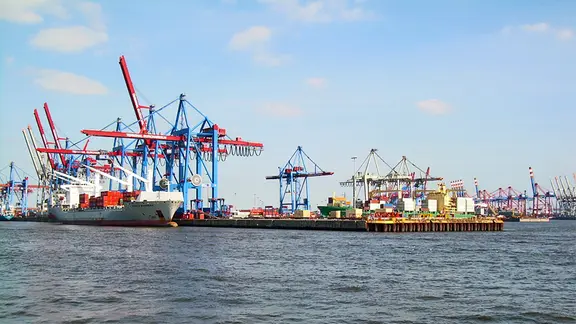 Blick von der Elbe auf die Hafenanlagen am Burchardkai.