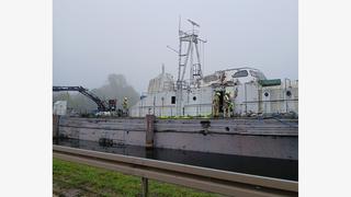 Feuerwehrleute im Einsatz auf einem Minensuchboot in Wilhelmshaven.
