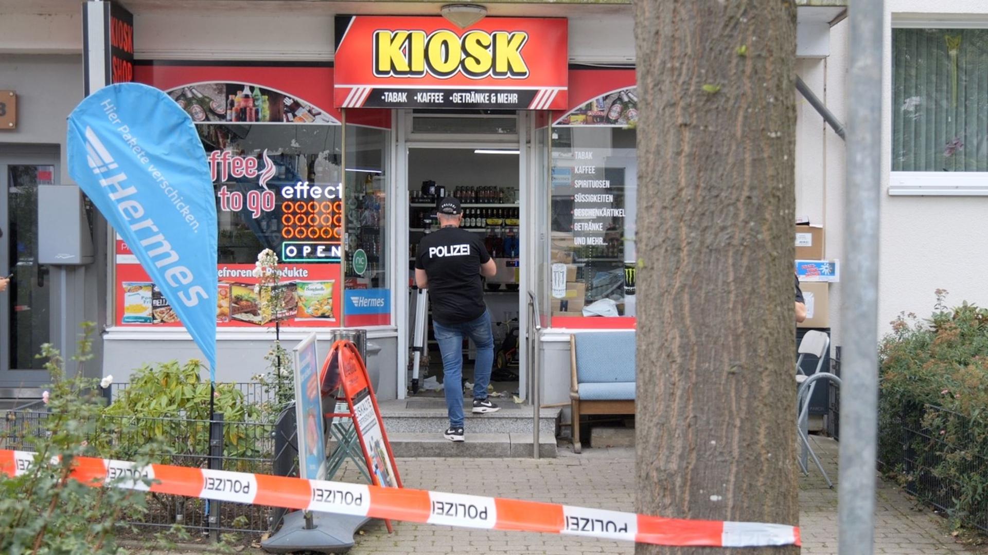 Ein Polizist betritt einen Kioskin Bremen nach einem Überfall. | Jörn Hüneke/dpa
