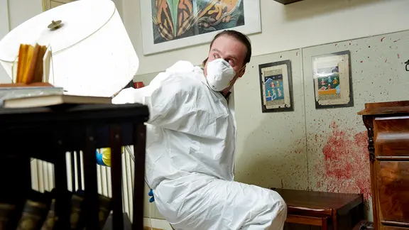 Heiko "Schotty" Schott (Bjarne Mädel) in Bedrängnis. Der Schriftsteller (Bernd Moss) hat um Ruhe gebeten, aber Schotty macht Krach.