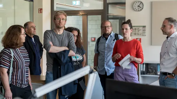 Lehrerinnen und Lehrer stehen mit Journalistin Carolin Fromm (2.v.r.) und Redakteur Marcel Müller (rechts) in der Redaktion von NDR Info Fernsehen.