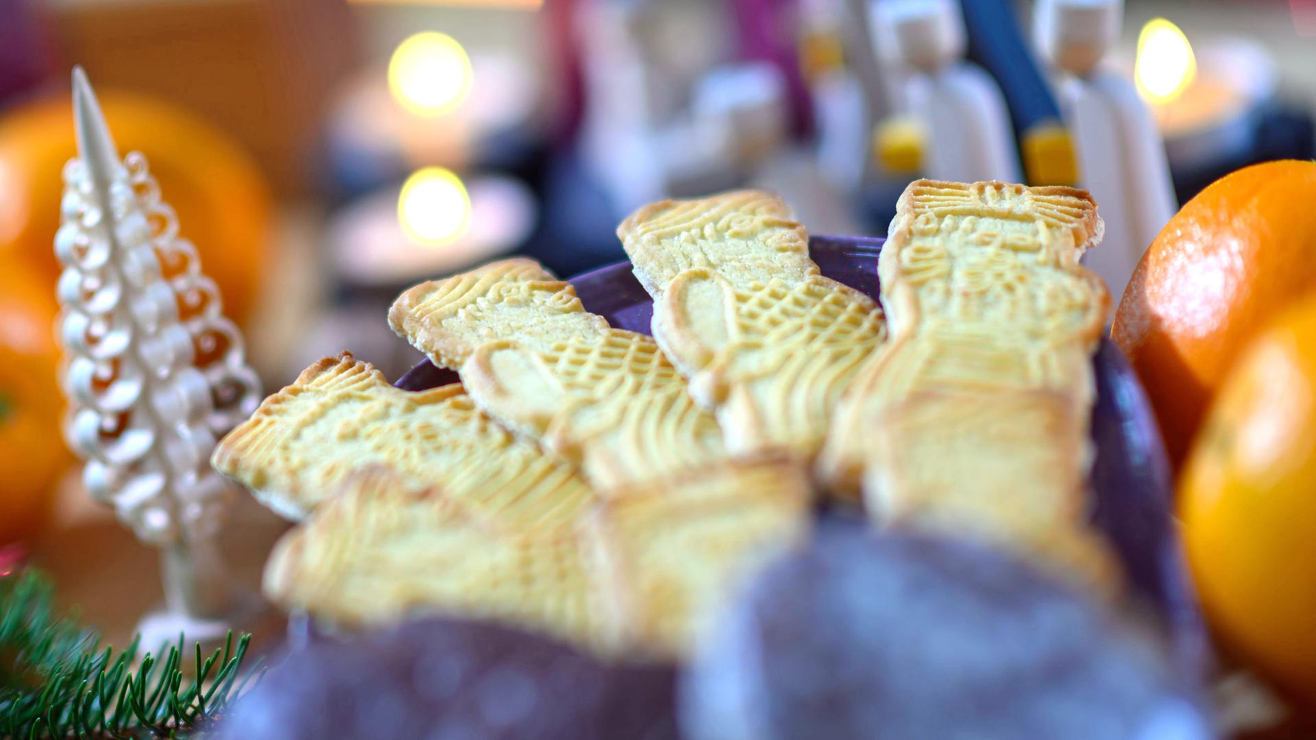 Spekulatius zwischen Clementinen. | Hendrik Schmidt/dpa