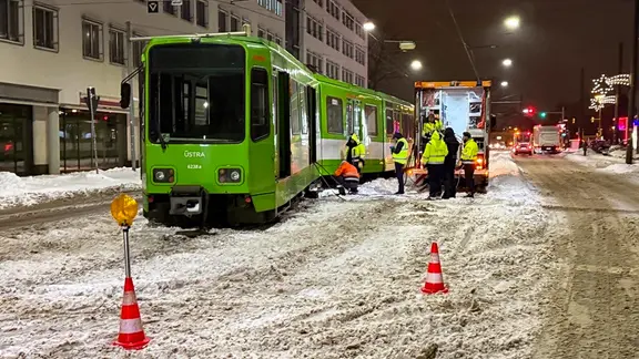 Eine Stadtbahn ist in Hannover im Schnee stecken geblieben.