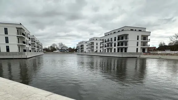 Schneller als gedacht hat sich das neue Hafenbecken in Barth mit Wasser gefüllt.