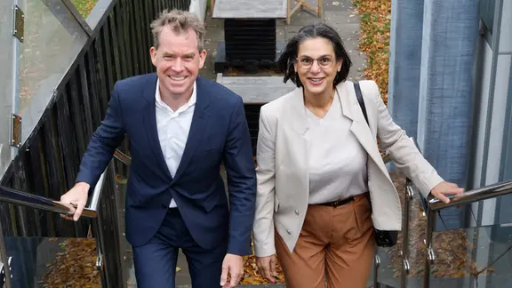 Serpil Midyatli und Ulf Kampf (beide SPD) kommen eine Treppe hinauf