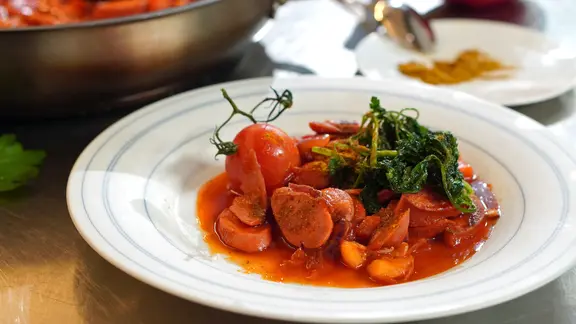 Currywurst-Ragout mit frittierter Petersilie