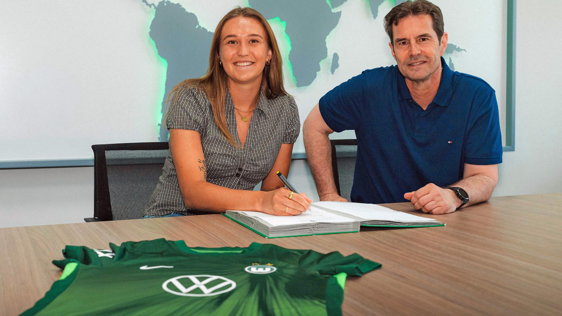 Cecilie Floe Nielsen mit VfL-Sportdirektor Ralf Kellermann | VfL Wolfsburg