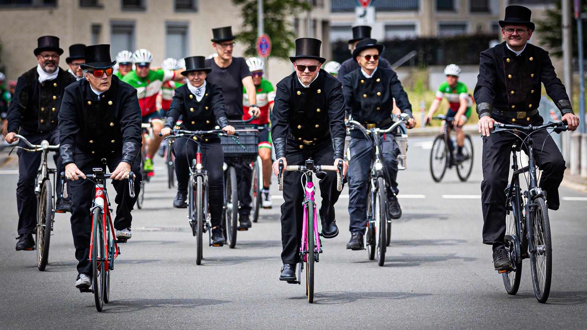 Bei einer Spenden-Radtour sammeln Schornsteinfeger Geld für schwer kranke Kinder. | picture alliance/dpa | Moritz Frankenberg