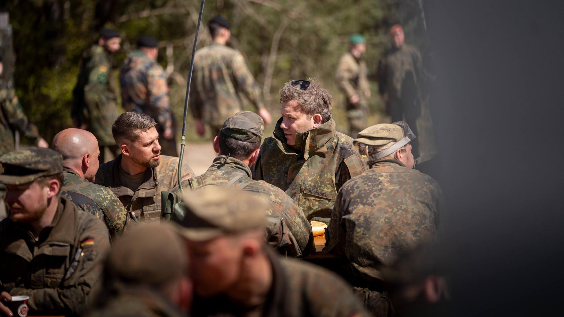 Der Bundestagsabgeordnete Lars Klingbeil (SPD) am Bundeswehrstandort Munster. | Johannes Düselder