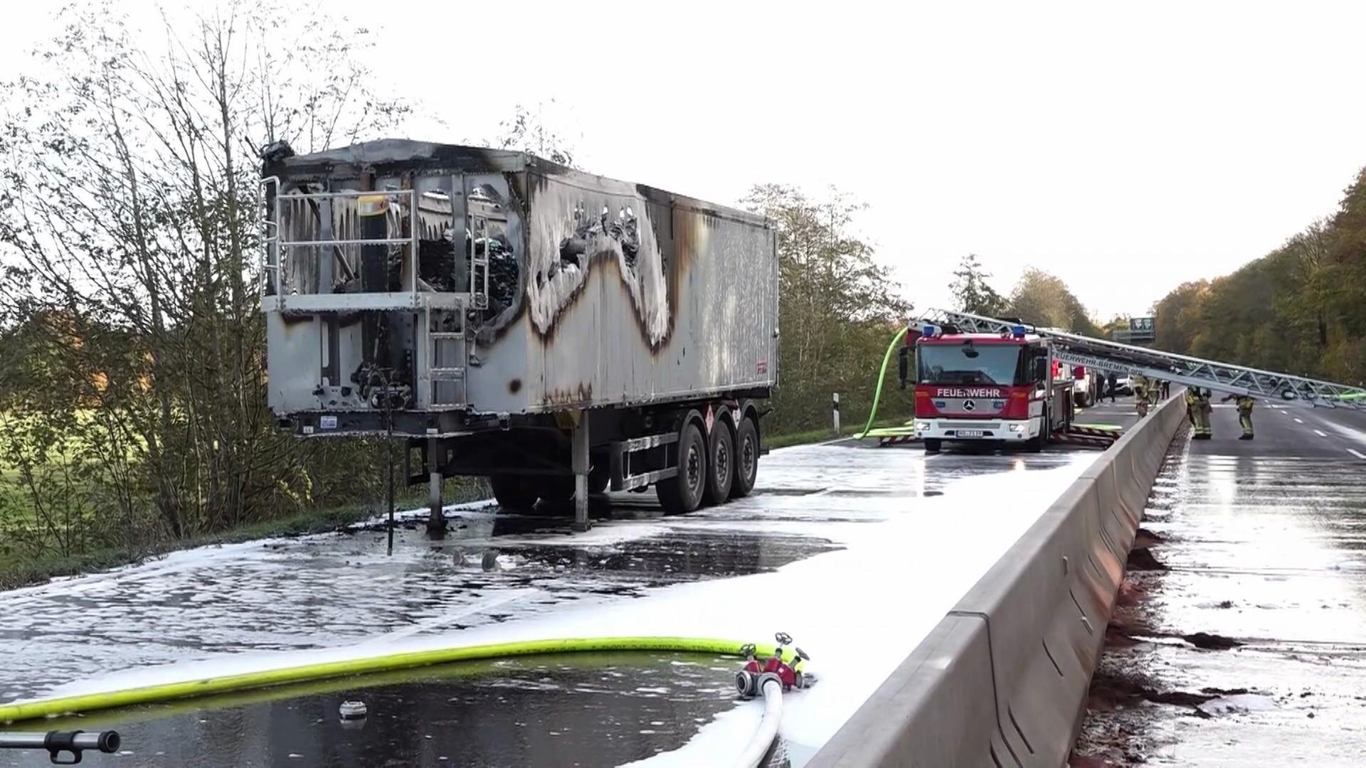 Ein Sattelauflieger steht ausgebrannt auf der B75 bei Delmenhorst. | TeleNewsNetwork