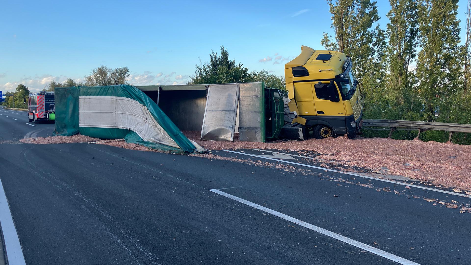 Ein Lkw hat auf der  A391 Schlachtabfälle verloren. | Stadt Braunschweig