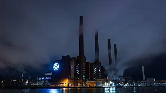Das VW-Kraftwerk in Wolfsburg am frühen Morgen hinter dem Mittellandkanal.