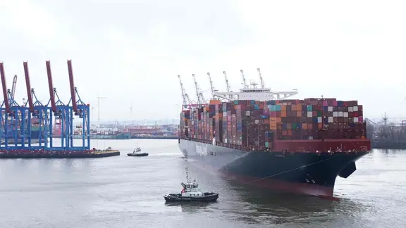 Ein Schiff der Reederei Hapag-Lloyd im Hamburger Hafen.