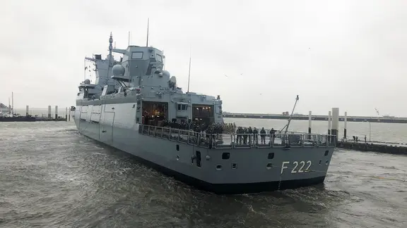 Die Fregatte "Baden-Württemberg" verlässt den Marinestützpunkt in Wilhelmshaven.