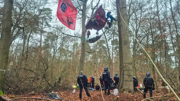 Protestcamp gegen A39: Polizei verhindert Weiterbau | ndr.de