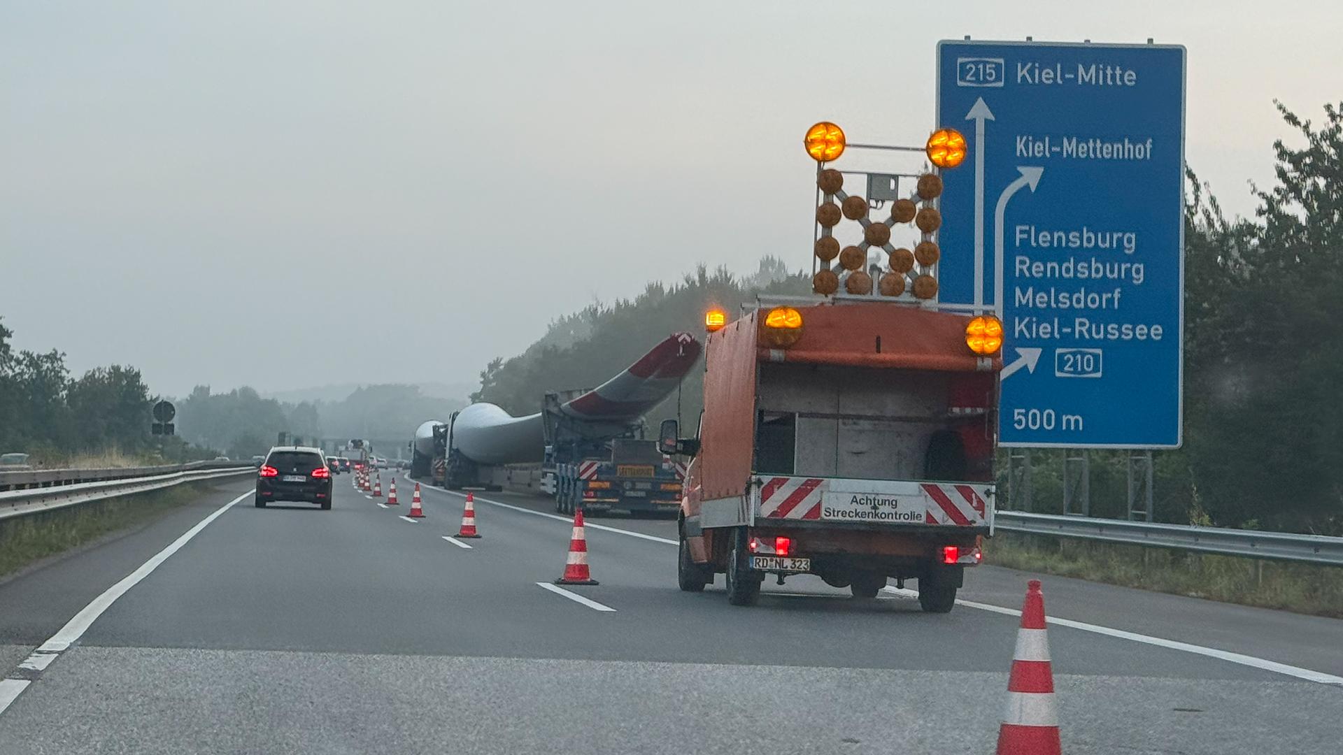 Ein Schwertransport mit mehreren Windradflügeln blockiert eine Hauptfahrbahn auf der A215. | Daniel Friederichs