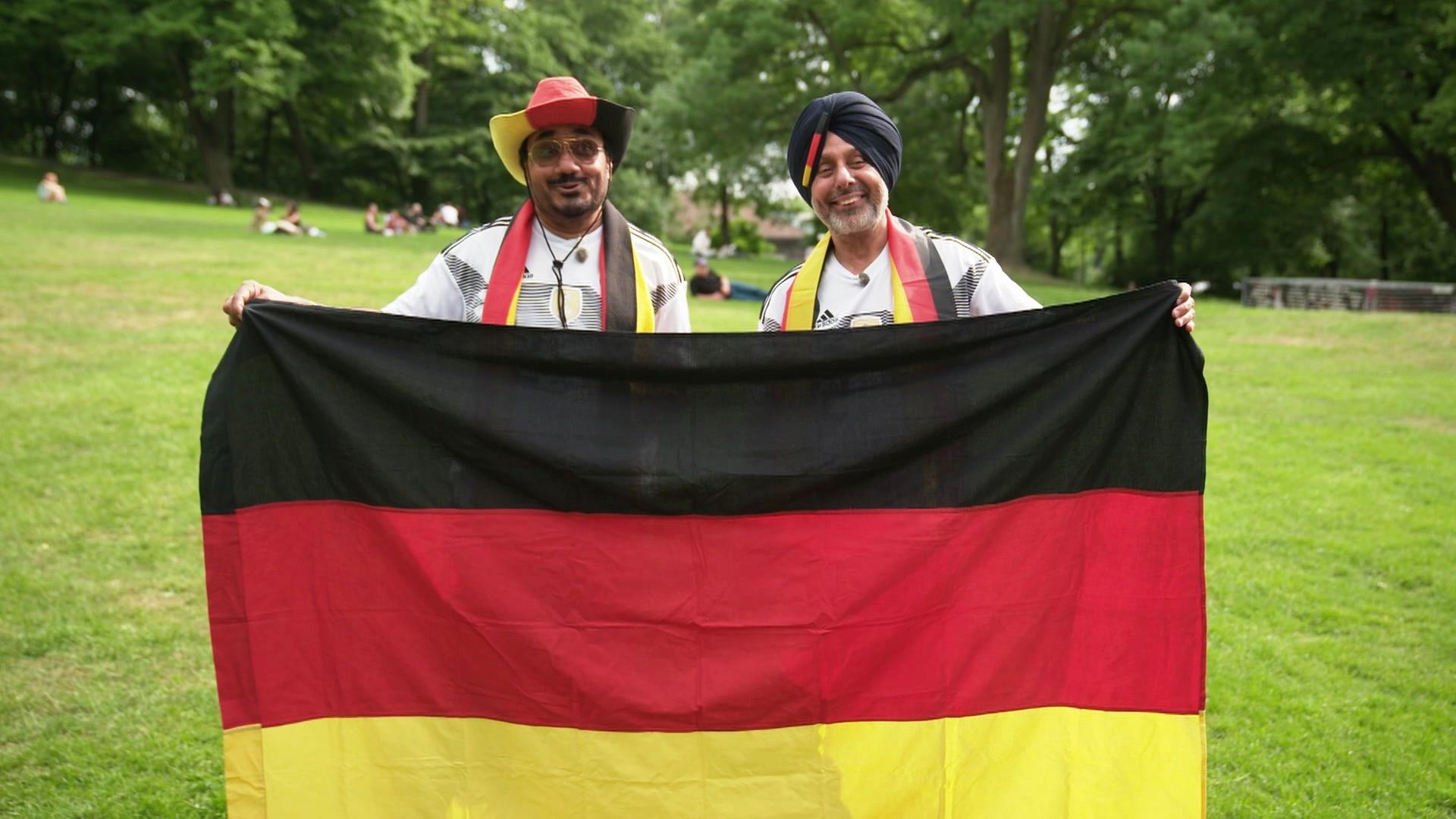 Mit Taxi und neuem WM-Song durch Hamburg: Lovely und Monty