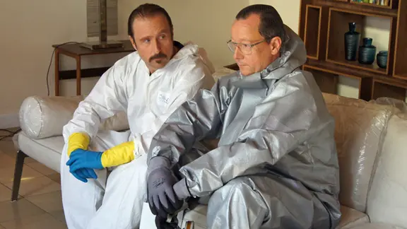 Bjane Mädel und Matthias Brandt sitzen am Filmset vom "Tatortreiniger" auf einer Couch