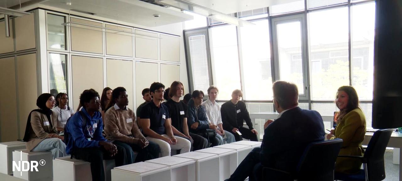 Schüler und Schülerinnen zu Besuch im NDR. | Screenshot Schüler und Schülerinnen zu Besuch im NDR.