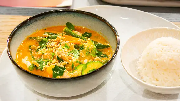 Thai-Panang-Curry mit Basmati-Reis in Schalen angerichtet.