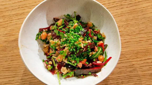 Rote-Bete-Salat mit Kichererbsen und gerösteten Walnusskernen in einer Schale serviert