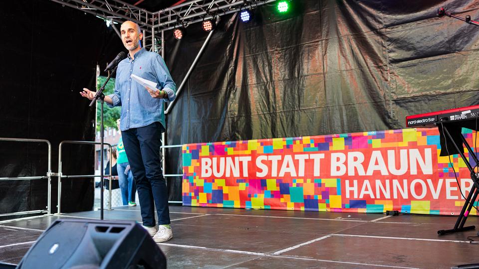 Der Oberbürgermeister von Hannover, Belit Onay (Bündnis 90/Die Grünen), spricht bei der Demonstration. Zu dem Protest hatten die Grünen und das Bürgerbündnis "Bunt statt Braun" aufgerufen. | dpa, Michael Matthey Belit Onay (Bündnis 90/Die Grünen), Oberbürgermeister von Hannover, spricht bei einer Demonstration gegen den "Kinderschutzkongress" der AfD in Hannover.