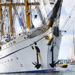Ein Schiff bei der Windjammerparade in Kiel während der Kieler Woche