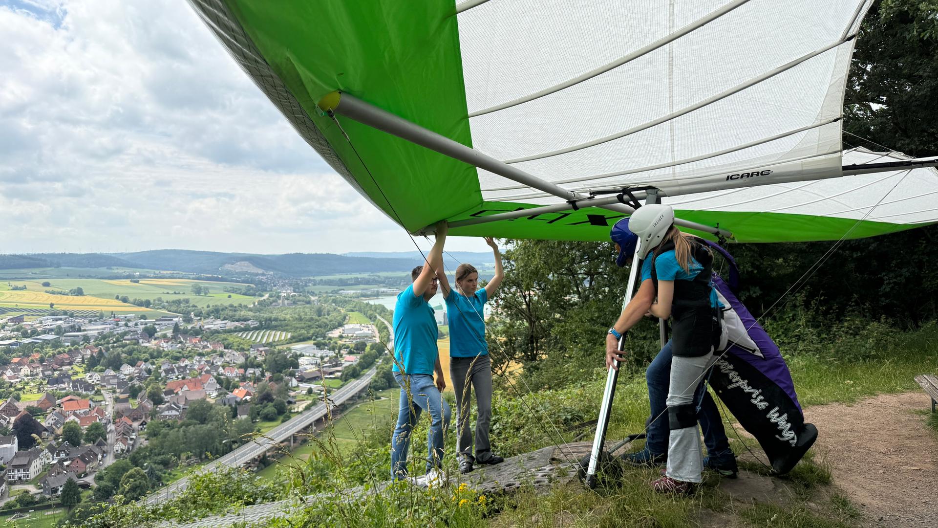 Ein Drachenflieger macht sich an der Startrampe bereit abzuheben. | NDR, Niels Kristoph